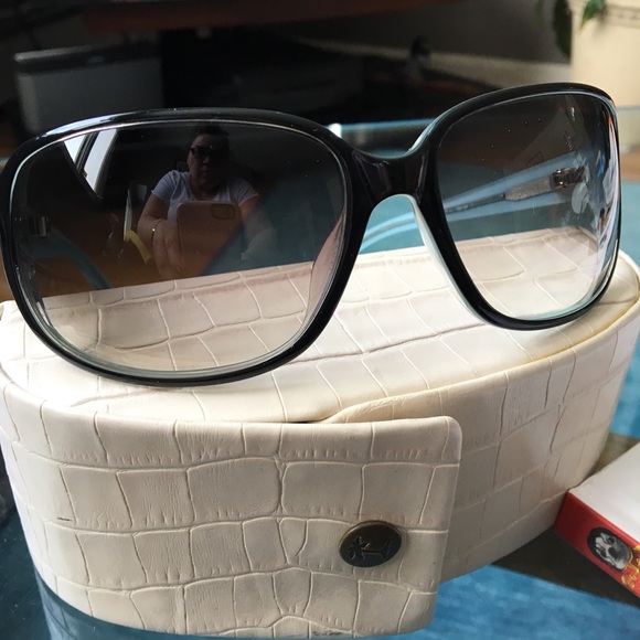 Tommy Bahama Sunglasses - Picture 1 of 3